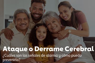 Una familia de varias generaciones juntos en un sofá con el titular "Ataque o Derrame Cerebral - ¿Cuáles son las señales de alarma y cómo puedo prevenirlo?" superpuesto.